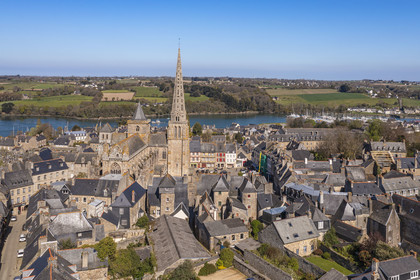 France, Côtes-d'Armor (22), Tréguier, cathédrale Saint-Tugdual et le fleuve Jaudy en arrière plan (vue aérienne)