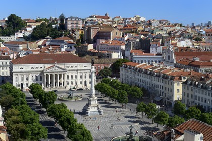 Portugal, Lisbonne, quartier de Baixa pombalin, le Théâtre national (Teatro Nacional Dona Maria II) se tient derrière le mémorial de Dom Pedro IV sur la place Dom Pedro IV (Rossio)