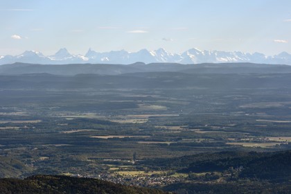 France, Vosges (88), Parc naturel régional des ballons des Vosges, Saint-Maurice-sur-Moselle, vue du sommet de la Tete des Perches au dessus de Gazon Rouge, la plaine d'Alsace et les Alpes en arrière plan