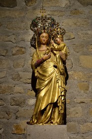 France, Meurthe-et-Moselle (54), pays du Saintois, colline de Sion-Vaudémont, basilique Notre-Dame de Sion, statue de Notre-Dame de Sion, Vierge couronnée en pierre dorée du XVéme siècle