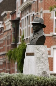 Belgium, Wallonia, Liege, District of outremeuse, statue of the writer Georges Simenon