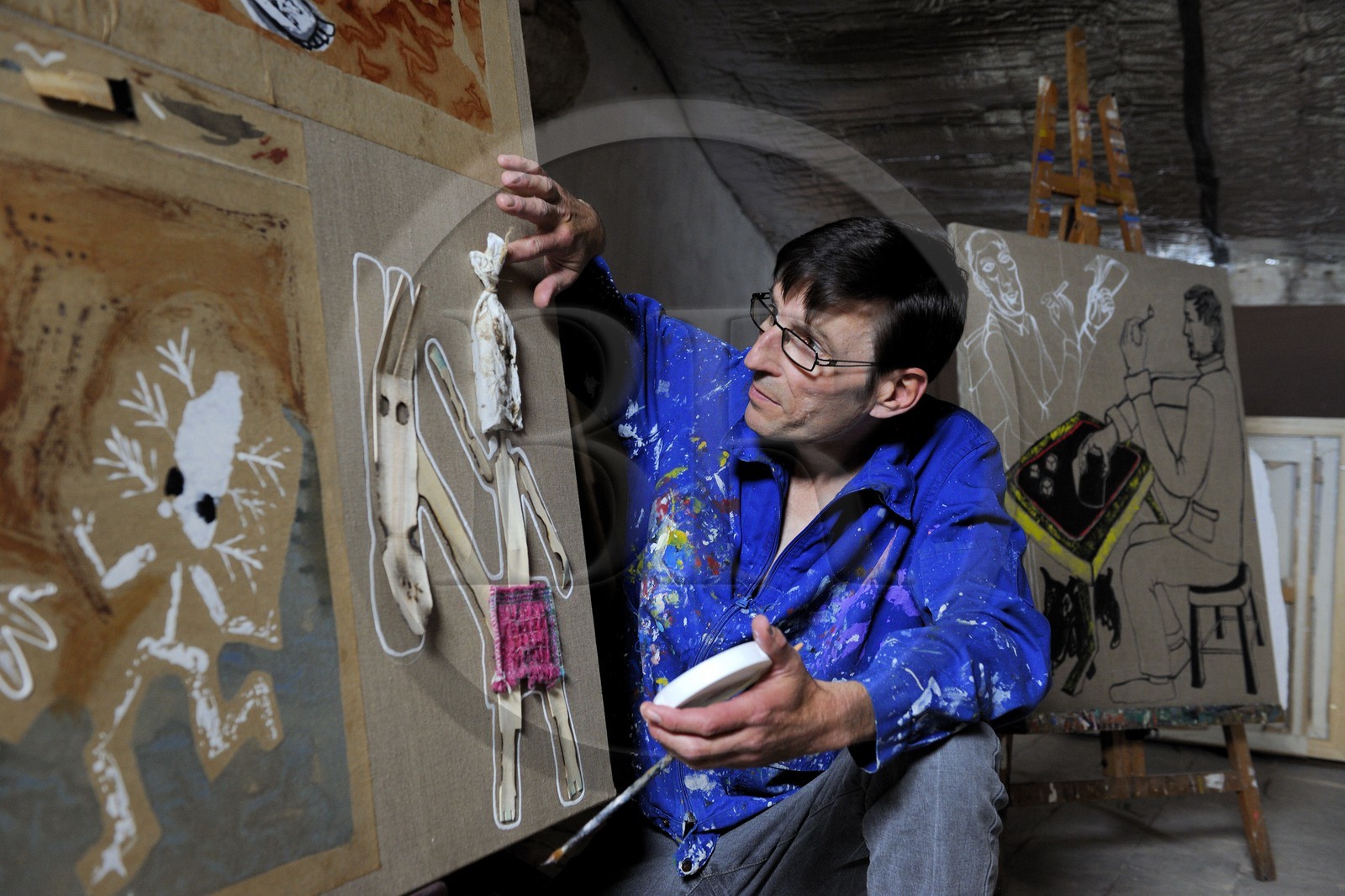 France, Hérault (34), région de Sète,  l' artiste peintre André Cervera dans son atelier de Poussan