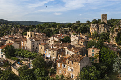 France, Var (83), La Dracénie, village de Châteaudouble surplombant les gorges sur la Nartuby (vue aérienne)