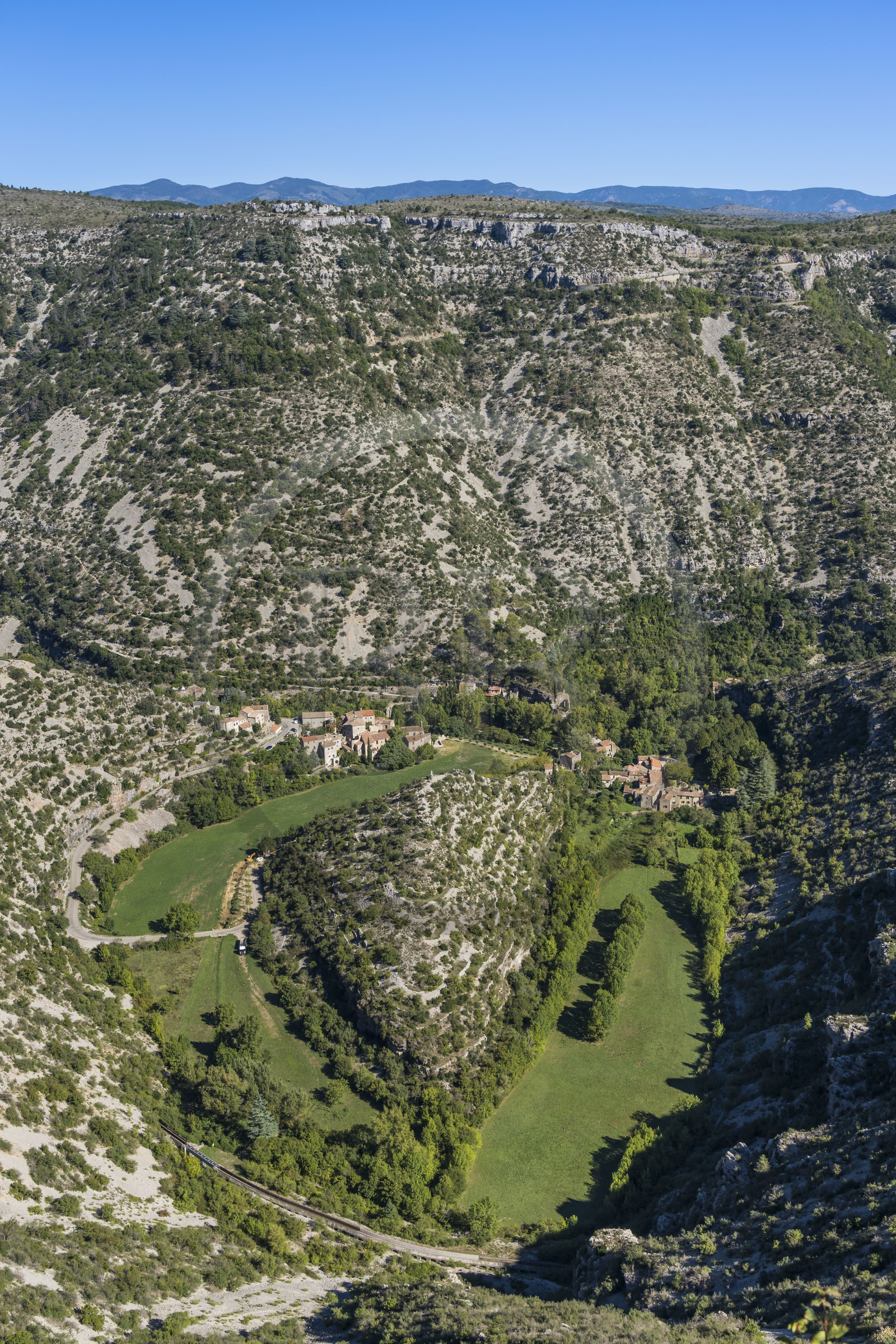France, Hérault (34), les Causses et les Cévennes, paysage culturel de l'agro-pastoralisme méditerranéen inscrit au Patrimoine Mondial de l'UNESCO, Saint-Maurice-Navacelles, le Cirque de Navacelles, le rocher de la Vierge est entouré par un bras mort de la rivière La Vis