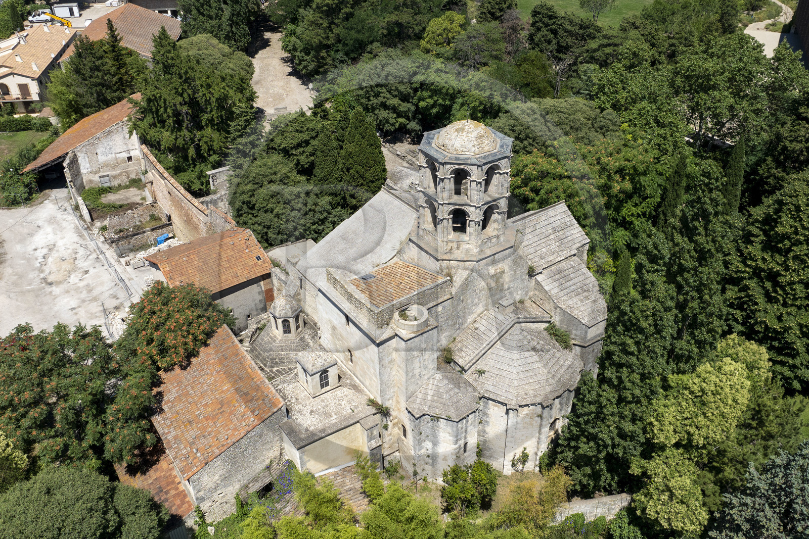 France, Bouches-du-Rhône (13), Arles, les Alyscamps, site classé Patrimoine Mondial de l'UNESCO, nécropole païenne puis chrétienne de l'époque romaine au Moyen Age comprenant de très nombreux sarcophages, et l'église Saint-Honorat des Alyscamps surmontée de sa lanterne des morts (vue aérienne)