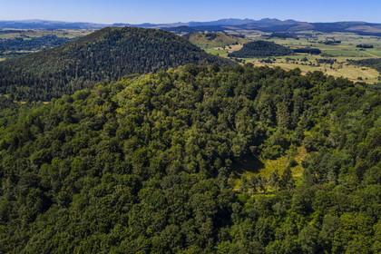 France, Puy-de-Dôme (63), Aydat, Parc naturel régional des Volcans d'Auvergne,  le volcan du Puy de Vichatel, le Puy de Charmont au deuxième plan et le Puy de Sancy en arrière plan (vue aérienne)