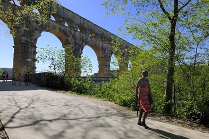 France, Gard (30), Massai devant le Pont du Gard classé Patrimoine Mondial de l'UNESCO, aqueduc romain