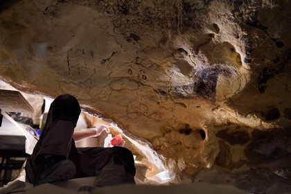 France, Dordogne, Montignac, Montignac-Lascaux Parietal Art international Centre (Lascaux 4) building site, finishing work in the passage of the reconstituted cave by the Atelier des Fac-Similés du Périgord (Perigord's Facsimile Workshop AFSP)