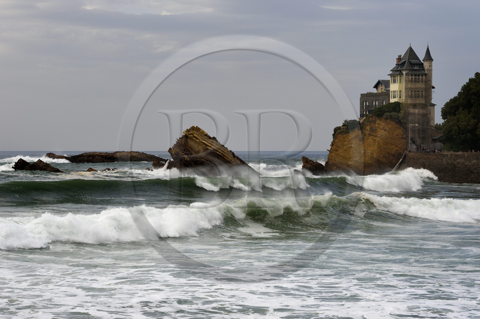 France, Pyrénées-Atlantiques (64), Pays-Basque, Biarritz, La Villa Belza et l'océan à la plage de la Cote des Basques