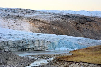 Groenland, région du centre ouest vers Kangerlussuaq, Isunngua highland, le glacier Reindeer (faisant partie du Russell Glacier) en bordure de la calotte glaciaire et situé sur le site du patrimoine mondial de l'UNESCO d'Aasivissuit - Nipisat et randonneur