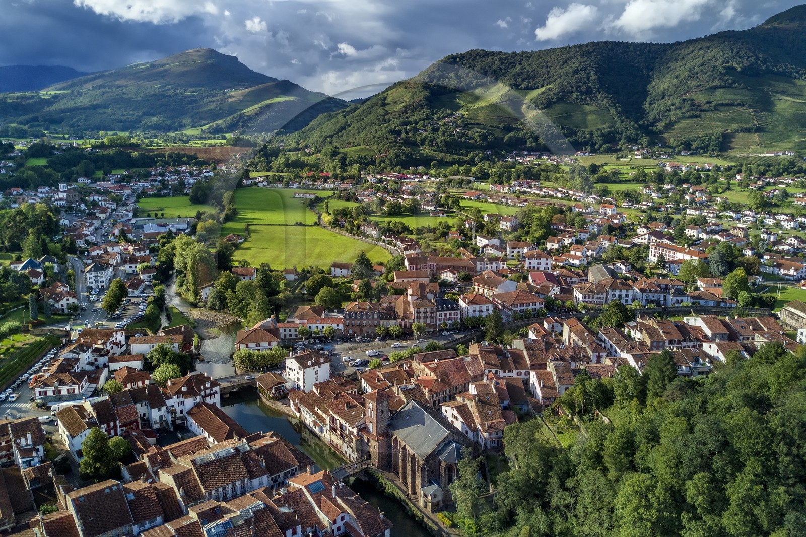 France, Pyrénées-Atlantiques (64), Pays-Basque, Saint-Jean-Pied-de-Port, le Pont Vieux sur la rivière Nive de Béhérobie et l'église Notre-Dame du Bout du Pont (vue aérienne)