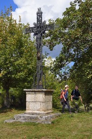 France, Haute-Loire (43), vallée de la Loire, Lafarre, randonneuse avec Brice Arnaud, agent de développement du comité départemental de randonnée pédestre