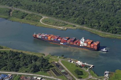 Panama, province de Colon, Canal de Panama, cargo Panamax approchant les écluses de Gatun (vue aérienne)