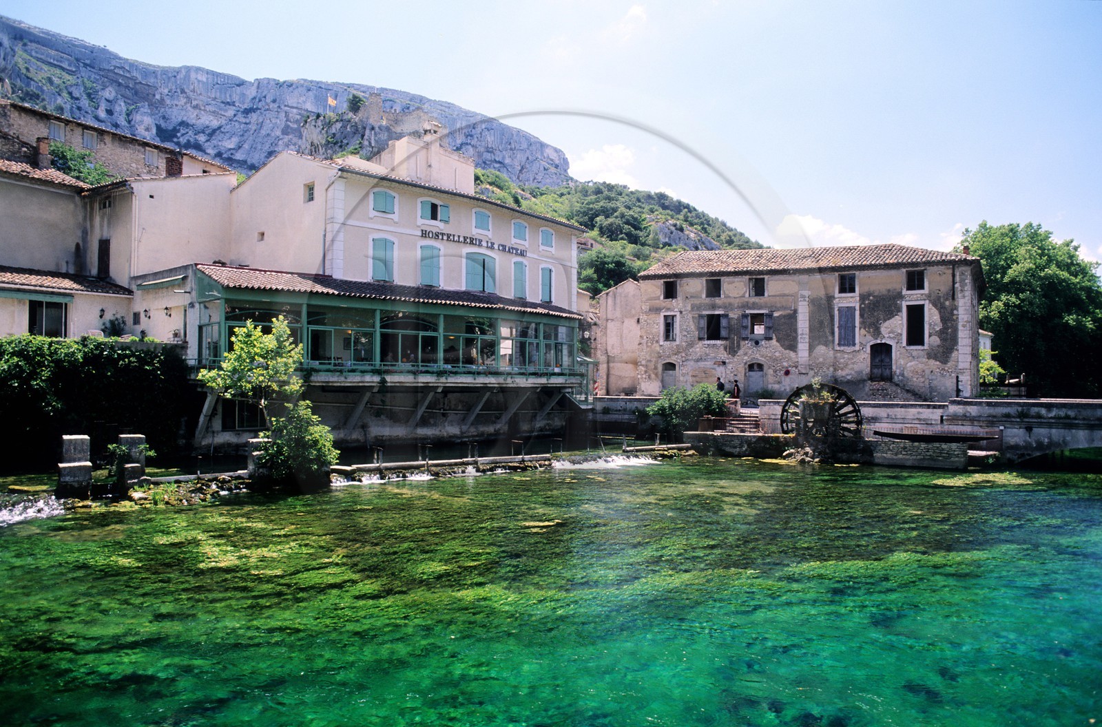 France, Vaucluse (84), village de Fontaine-de-Vaucluse et la rivière Sorgue