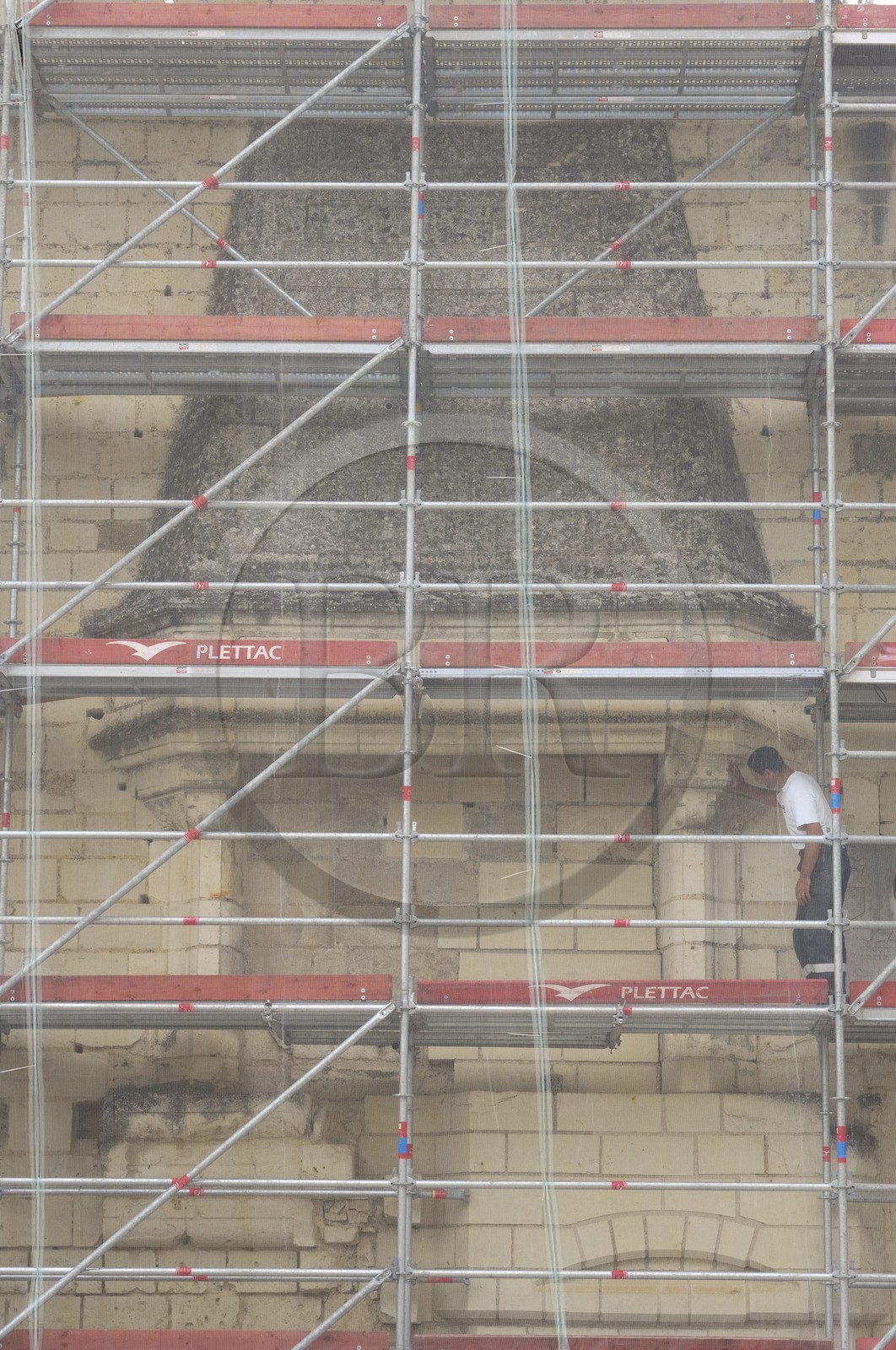 France, Indre et Loire (37), Vallée de la Loire classée Patrimoine Mondial de l' UNESCO, Chinon, le château, chantier de restauration des logis royaux, la cheminée monumentale de la grande salle derrière un échafaudage