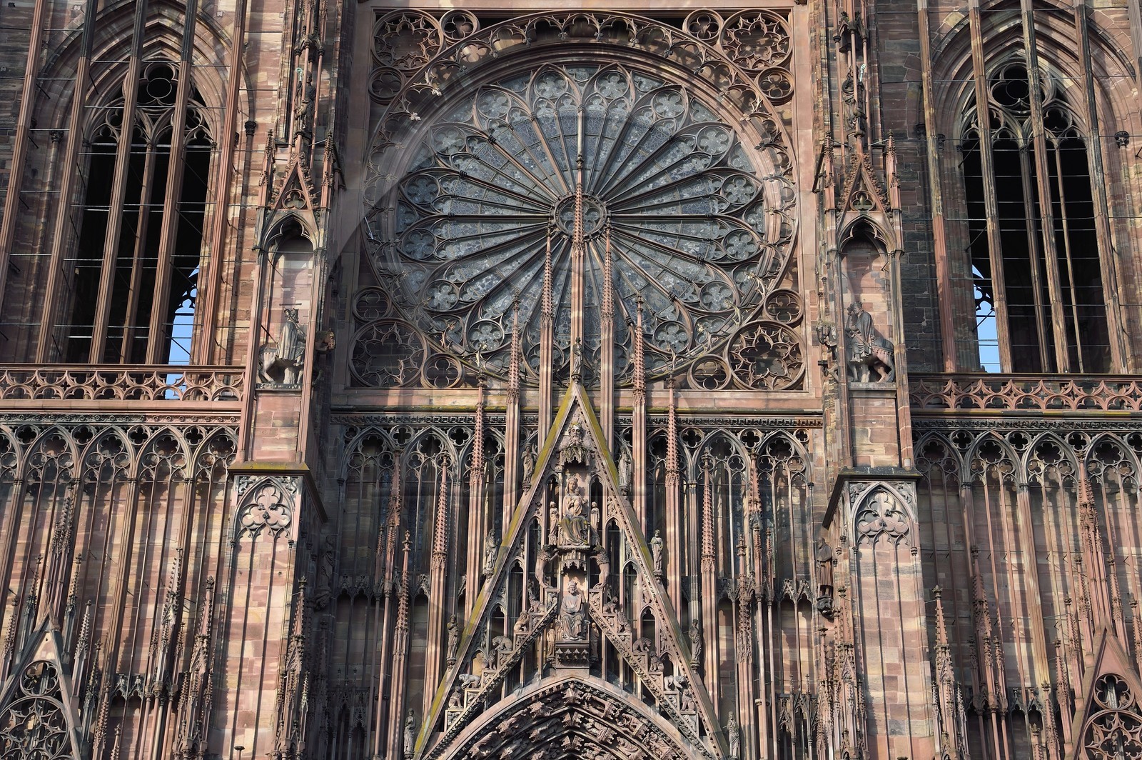 France, Bas-Rhin (67), Strasbourg, vieille ville classée au Patrimoine Mondial de l'UNESCO, la cathédrale Notre-Dame, la facade occidentale
