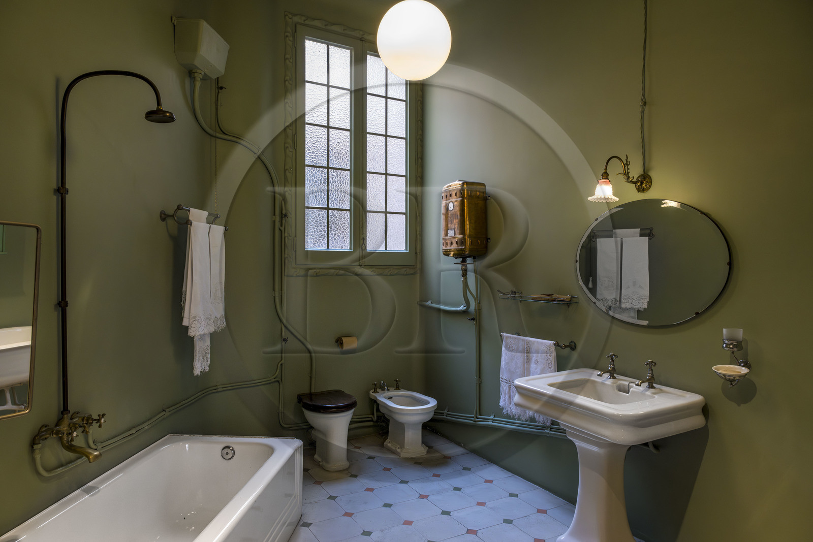 Espagne, Catalogne, Barcelone, quartier de l'Eixample, Passeig de Gracia, Pedrera ou Casa Mila (1905-1910) de l'architecte du modernisme catalan Antoni Gaudi, site classé au Patrimoine Mondial de l'UNESCO, salle de bain