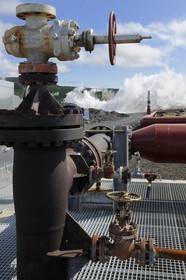 Islande, Grindavik, l'usine Géothermique du Blue Lagoon, canalisations et champ de lave