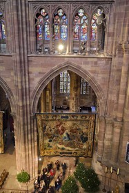 France, Bas-Rhin (67), Strasbourg, vieille ville classée au Patrimoine Mondial de l'UNESCO, la cathédrale Notre-Dame, les Scènes de la vie de la Vierge réalisées à la demande de Richelieu sont une série de quatorze tapisseries suspendues dans la nef durant la période de l'Avent, sous le triforium