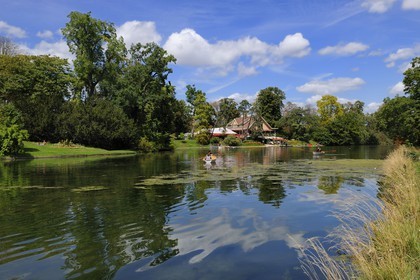 France, Paris (75), le Bois de Boulogne, promenade en barque autours des iles du Lac Inférieur et le restaurant le Chalet des Isles
