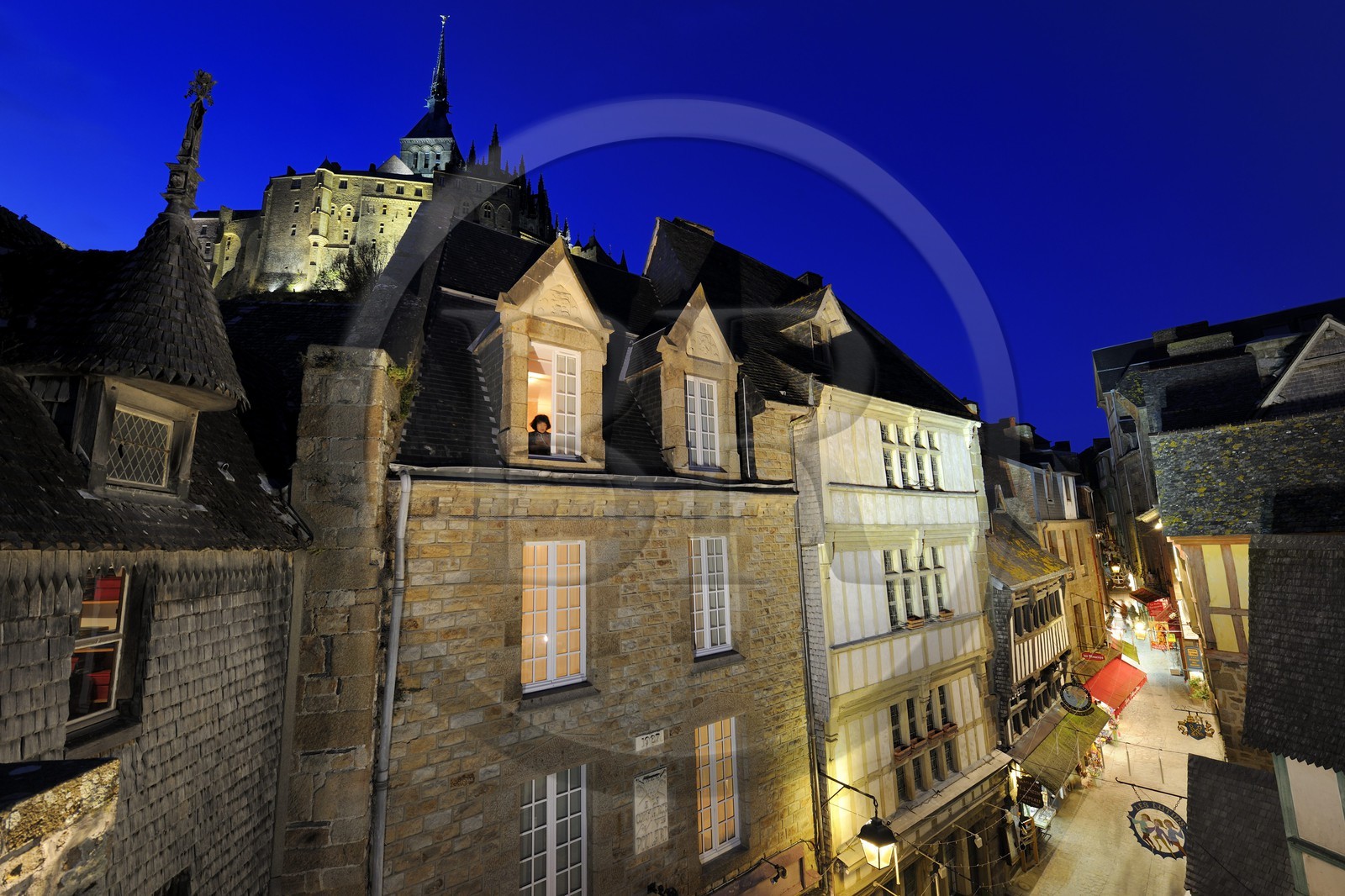 France, Manche (50), Mont-Saint-Michel, classé Patrimoine Mondial de l'UNESCO, la Maison des Artichauts à gauche au dessus de la Grande Rue et l'abbaye