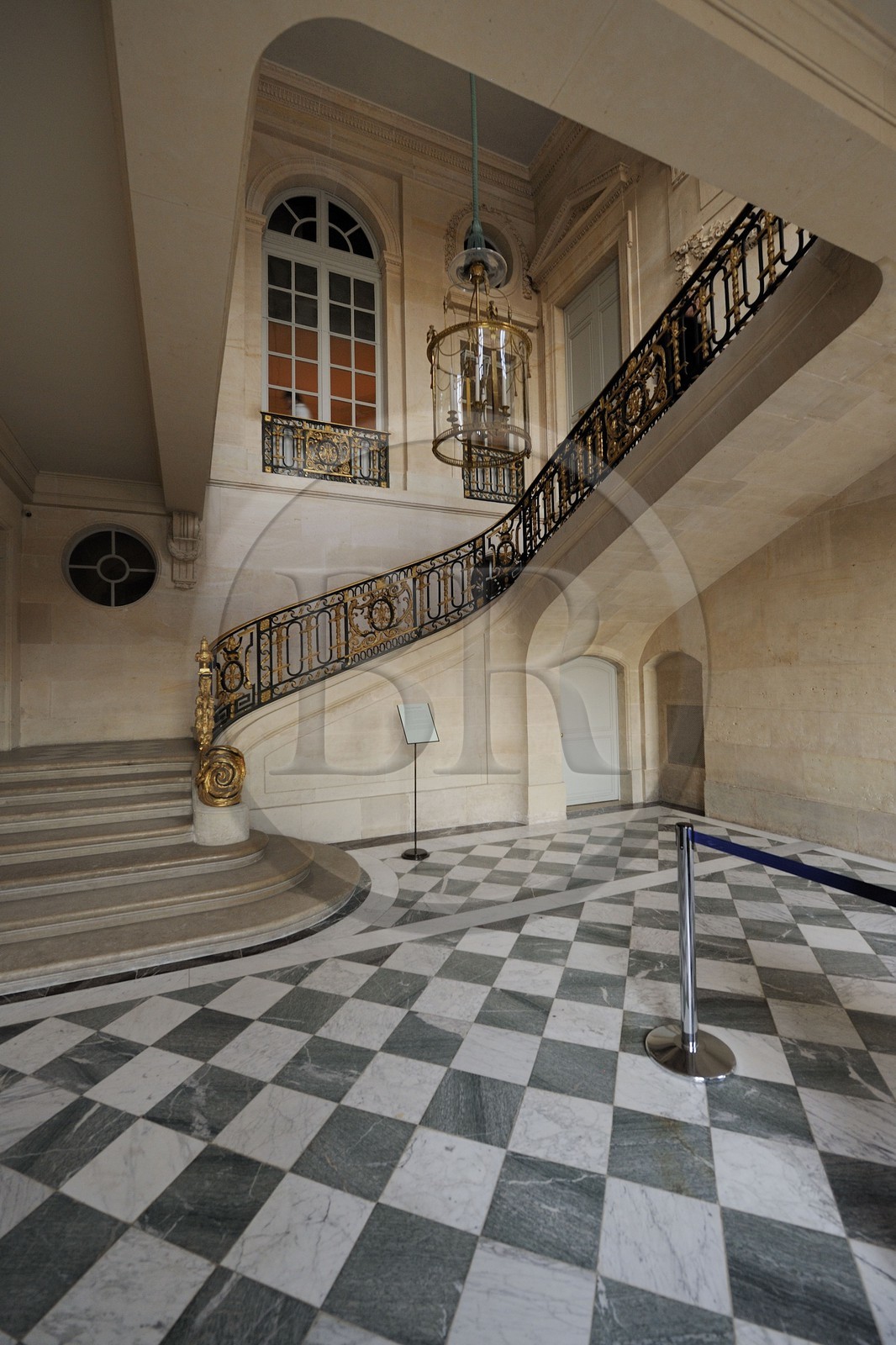 France, Yvelines (78), château de Versailles, classé Patrimoine Mondial de l'UNESCO, le domaine de Marie-Antoinette, le Petit Trianon, le grand escalier de pierre avec sa rampe en fer forgé