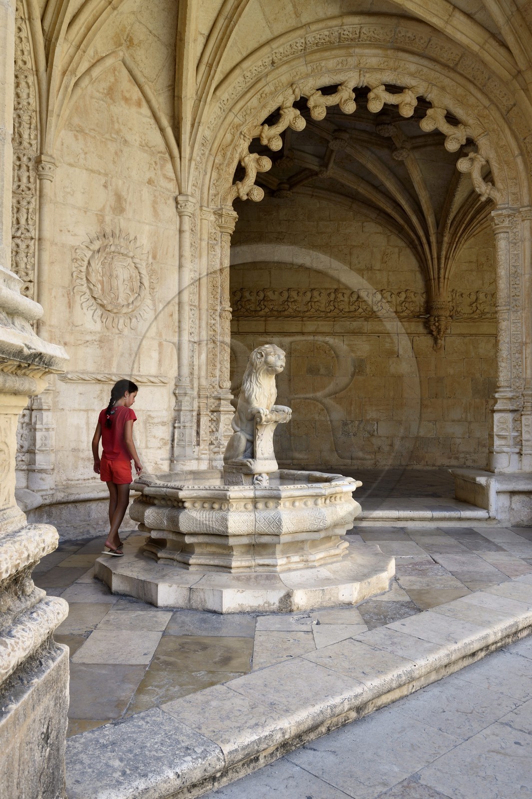 Portugal, Lisbonne, Bélem, Monastere des Hiéronymites (Mosteiro dos Jerónimos), classé Patrimoine Mondial de l'UNESCO, la fontaine du lion dans le cloitre