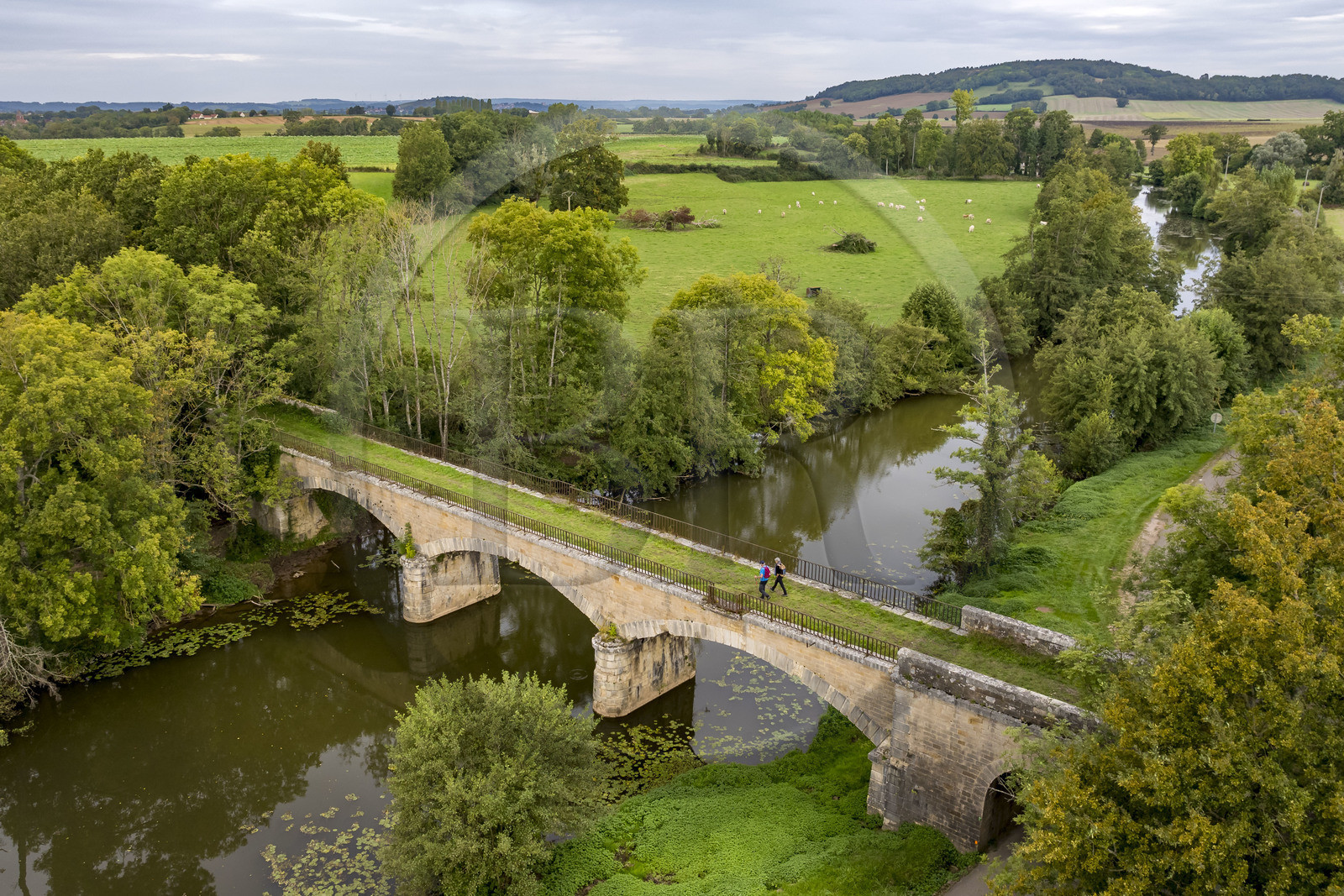 France, Côte-d'Or (21), Toutry, randonneurs traversant l'ancien pont de chemin de fer sur la rivière Serein (vue aérienne)