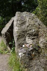 France, Ille-et-Vilaine (35),  forêt de Brocéliande, le tombeau de Merlin sur lequel sont posées quelques offrandes