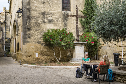 France, Gard (30), Vers-Pont-du-Gard, randonneurs sur le chemin longeant le tracé de l'aqueduc romain de Nimes
