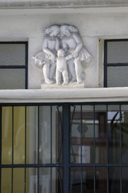 France, Manche (50), Cotentin, Saint-Lô, fronton de porte d'immeuble rue Leturc