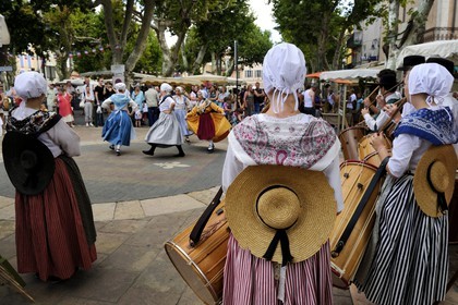 France, Var (83), Provence Verte, Saint-Maximin-la-Sainte-Baume, défilé d'une troupe provencale le jour de marché