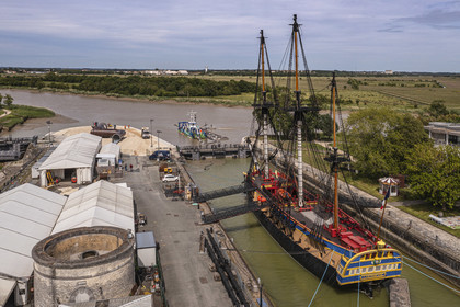 France, Charente-Maritime (17), Rochefort, Centre International de la mer dans l'ancien Arsenal maritime de Rochefort, la frégate Hermione dans la forme de radoub, c'est la réplique du trois-mats où le marquis de Lafayette embarqua pour l’Amérique en 1780 (vue aérienne)