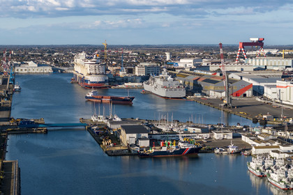 France, Loire-Atlantique (44), Saint-Nazaire, le bassin à flot de Penhoët et chantier naval d'un bateau de croisière (vue aérienne)