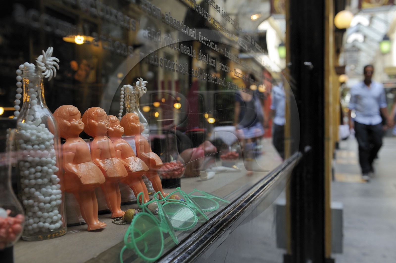 France, Paris (75), Passage des Panoramas, vitrine de la boutique Tombées de Camion