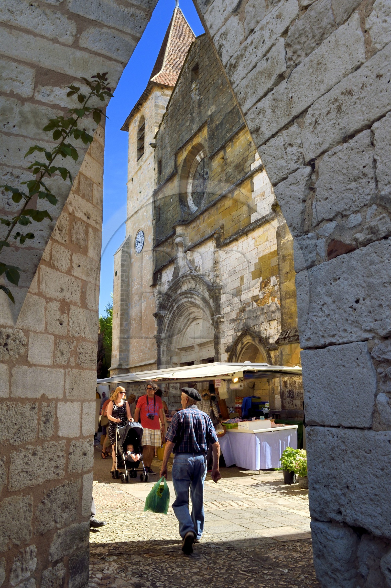 France, Dordogne (24), Périgord Pourpre, Monpazier, labellisé Les Plus Beaux Villages de France, facade occidentale de l'église Saint-Dominique vue d'une cornière de la place des Cornières au coeur du village