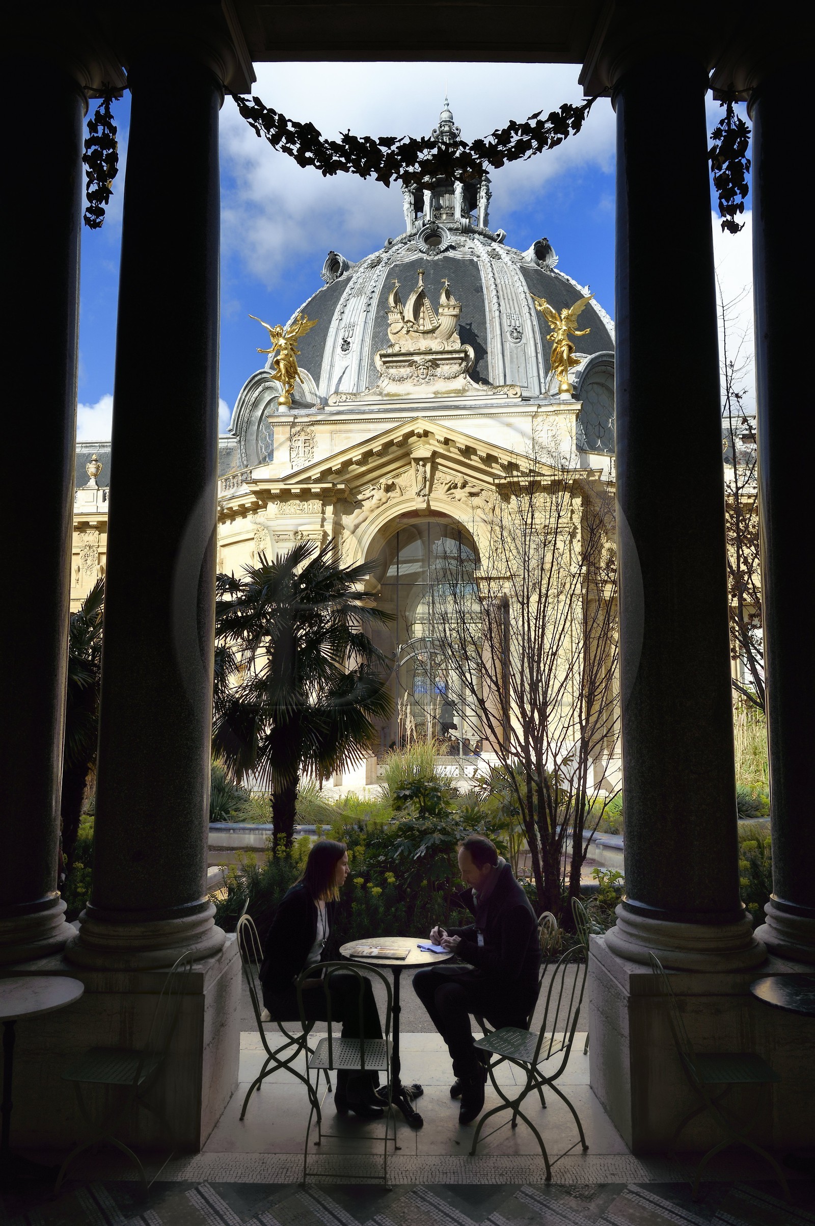 France, Paris (75), Le Petit Palais, construit à l'occasion de l'Exposition universelle de 1900 par l'architecte Charles Girault, la coupole de l'entrée principale vue depuis les jardins et le Café sous les colonnes dans le jardin