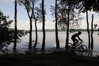 France, Nièvre (58), lac des Settons, découverte à vélo