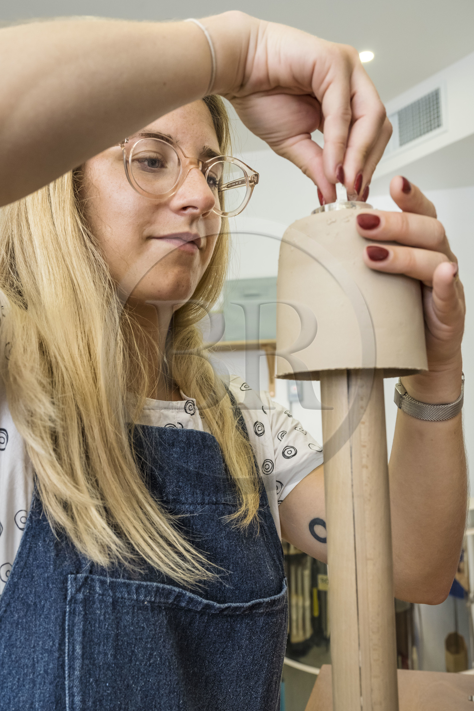 France, Alpes-Maritimes (06), Vallauris, la céramiste Maureen Stengel-Guillot de l'atelier MSG Céramique