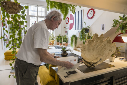 France, Paris (75), l'artiste plasticien Jean-Pierre Raynaud dans son appartement atelier