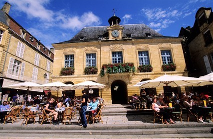France, Dordogne (24), Sarlat-la-Canéda, la mairie sur la place de la Liberté et terrasses de café