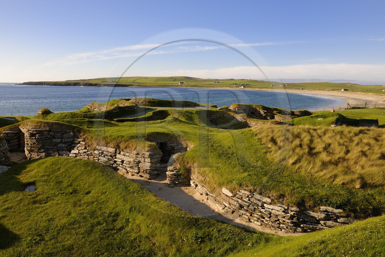 Royaume-Uni, Ecosse, Iles Orcades, Ile de Mainland, ruines du village préhistorique de Skara Brae, classées Patrimoine Mondial de l'UNESCO et la Baie de Skaill
