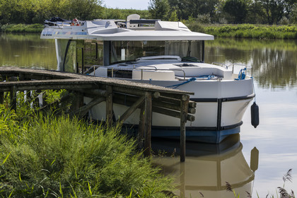 France, Gard (30), la Petite Camargue, Saint-Laurent-d'Aigouze, bateau de plaisance Le Boat amarré à un ponton de bois sur le canal du Rhône à Sète entre Gallician et Aigues-Mortes