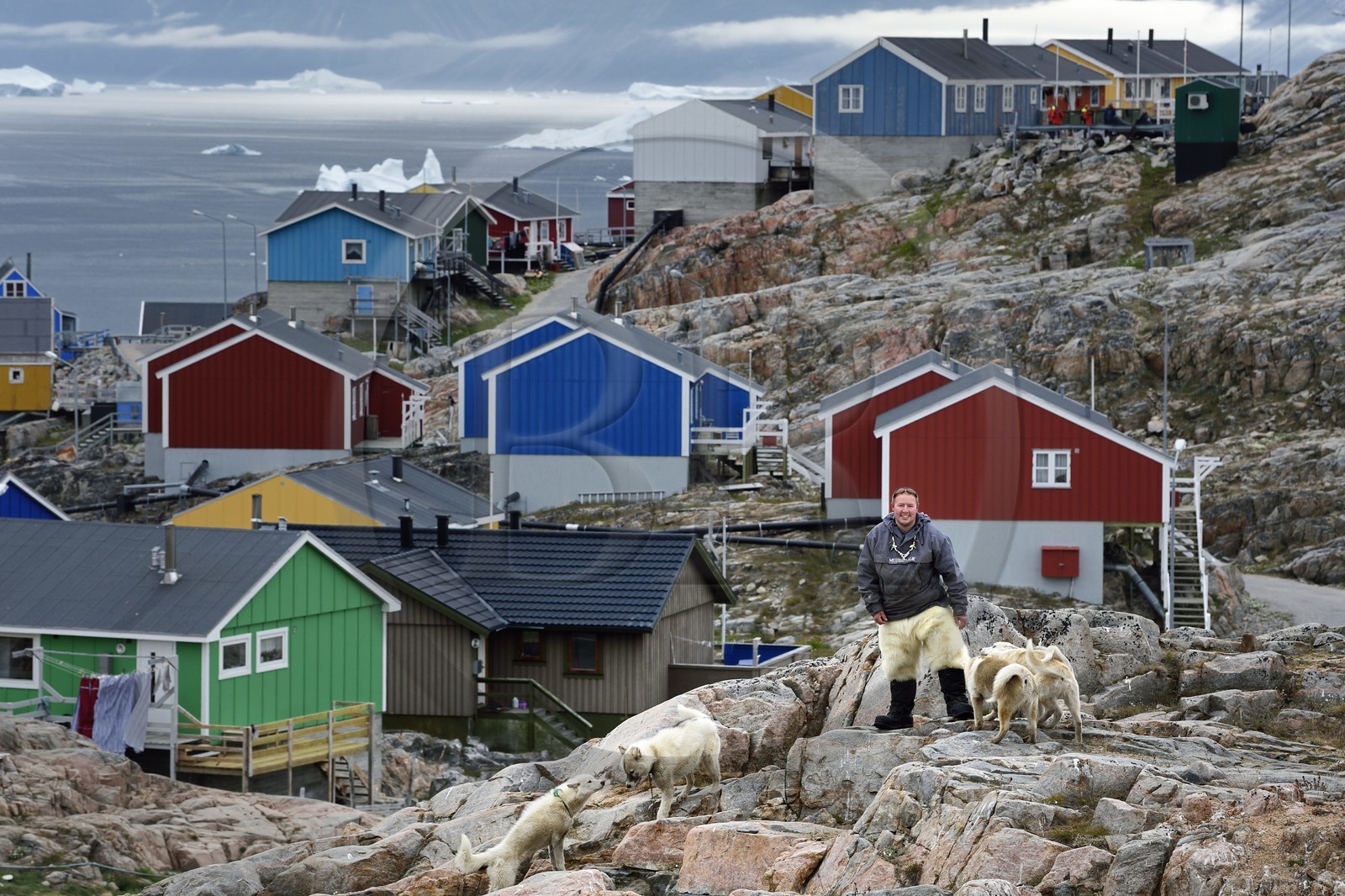 Groenland, cote ouest, Uummannaq, l'éleveur de chiens de traineau Malti Suulutsun portant un pantalon en peau d'ours