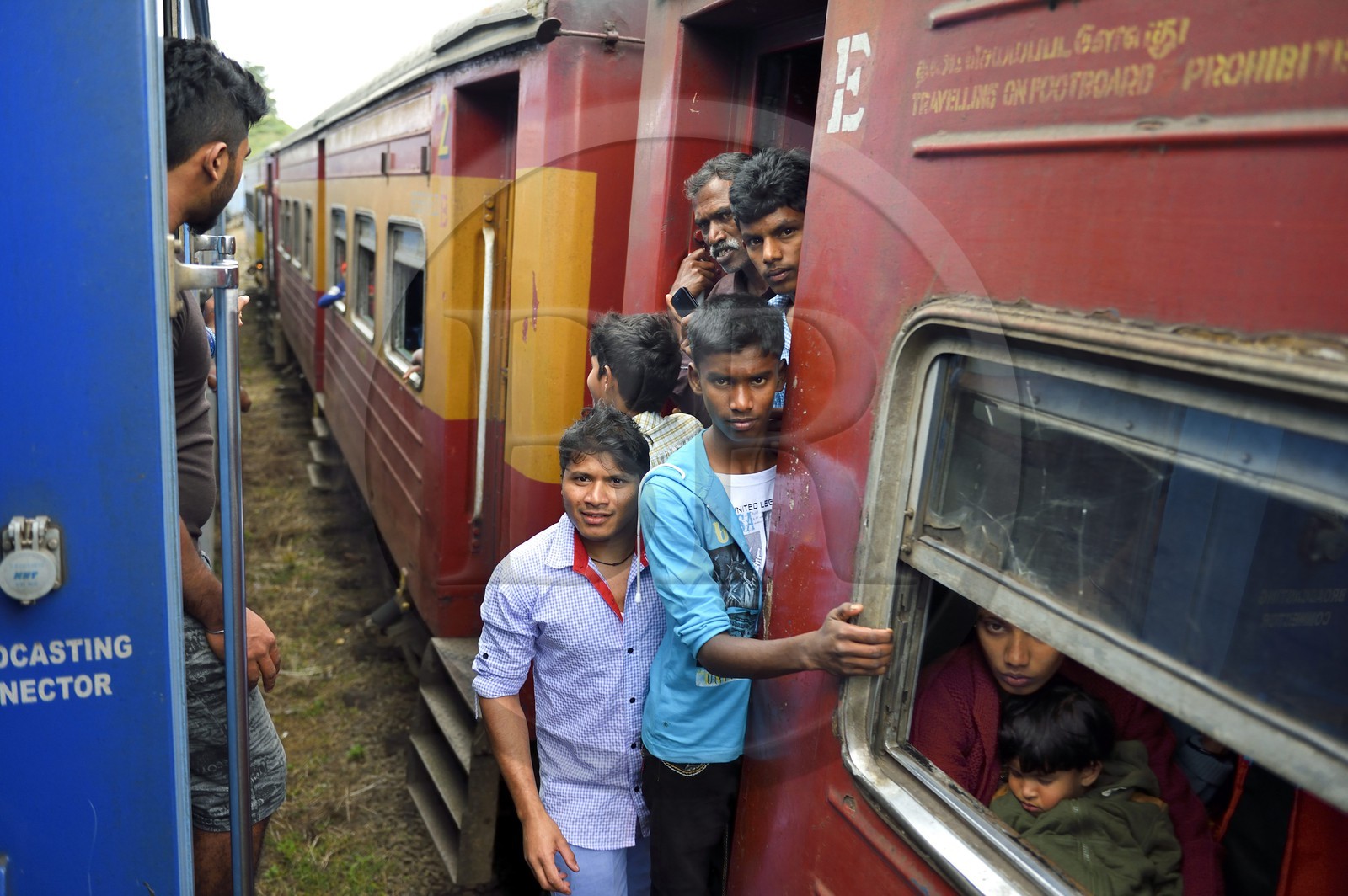 Sri Lanka, Province du Centre, trajet en train dans la région montagneuse de la culture du thé entre Hatton et Badulla, gare rurale de Great Western, passagers accrochés aux portières
