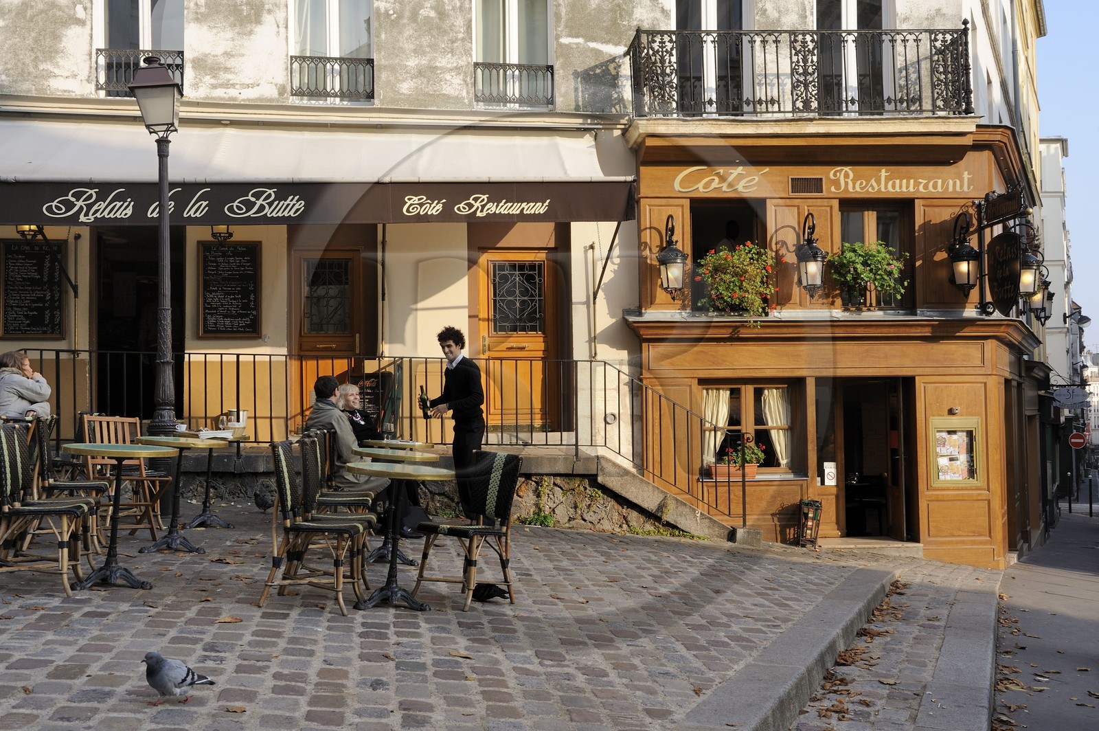 France, Paris (75), la Butte Montmartre, terrasse du Relais de la Butte place Emile Goudeau