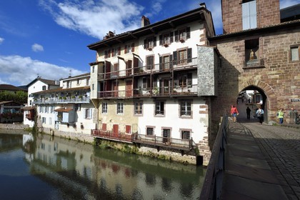 France, Pyrénées-Atlantiques (64), Pays-Basque, Saint-Jean-Pied-de-Port, maisons et la Porte Notre-Dame au bout du Pont Vieux sur la rivière Nive de Béhérobie