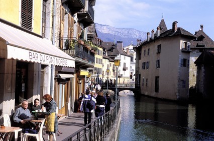 France, Haute Savoie, Annecy oldtown, quays along the Thiou river