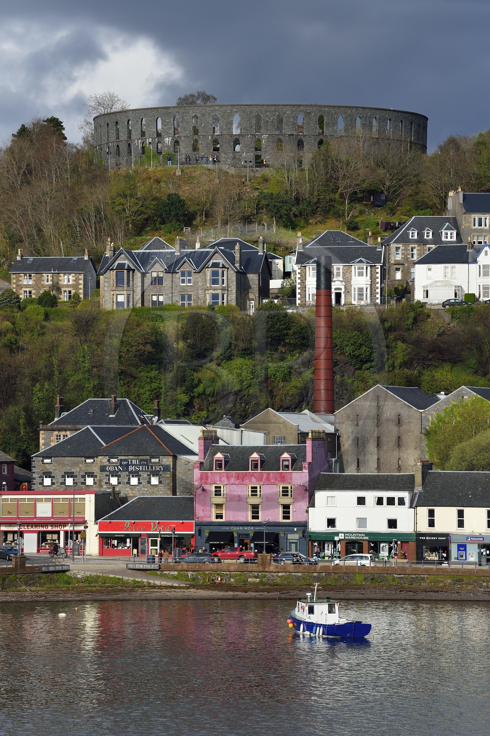 Royaume-Uni, Ecosse, Highland, Argyll and Bute, Oban, le port et la distillerie de whisky