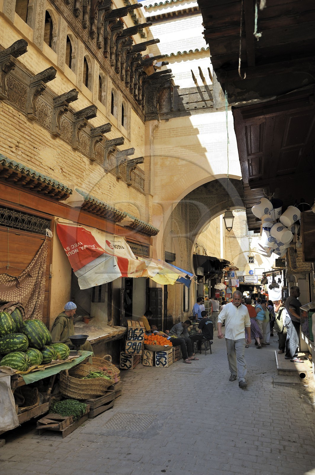 Maroc, Moyen Atlas, Fès, ville impériale, médina classée Patrimoine Mondial de l'UNESCO, Fès el Bali, la maison de l'Horloge ( Dar al-Magana) construite par le souverain Abou Inan en 1357 sur Talaa Kebira